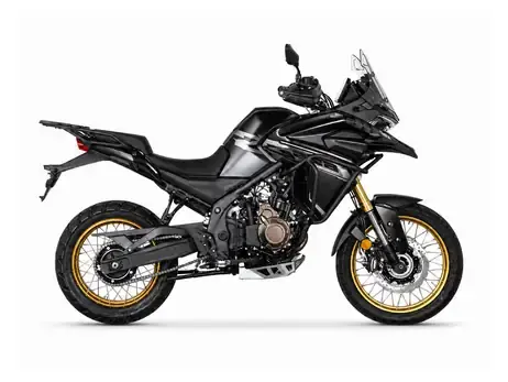 Voge DS625X, schwarze Reiseenduro mit goldenen Speichenfelgen in der Seitenansicht