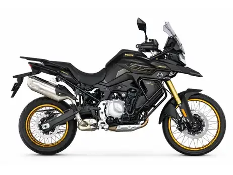 Voge DS900X, schwarze Reiseenduro mit goldener Gabel in der Seitenansicht