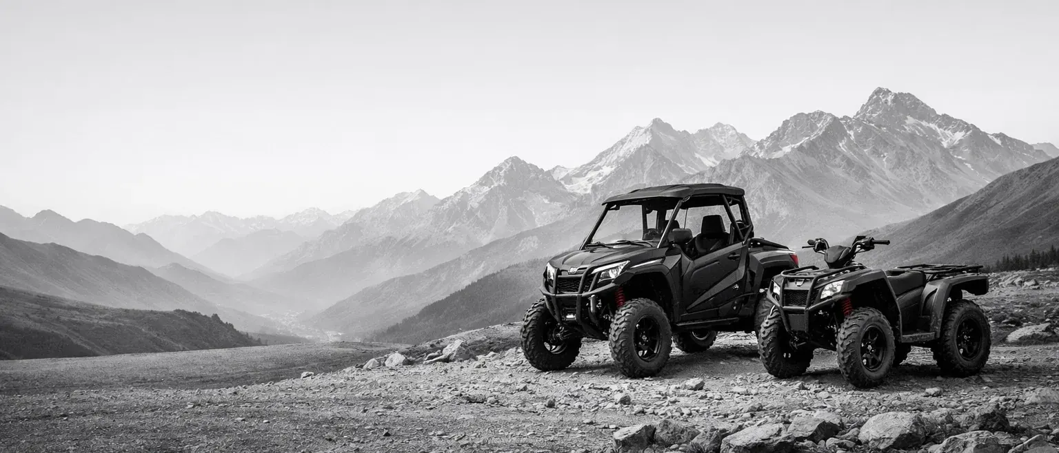 Offroad-UTV auf einem felsigen Bergpfad